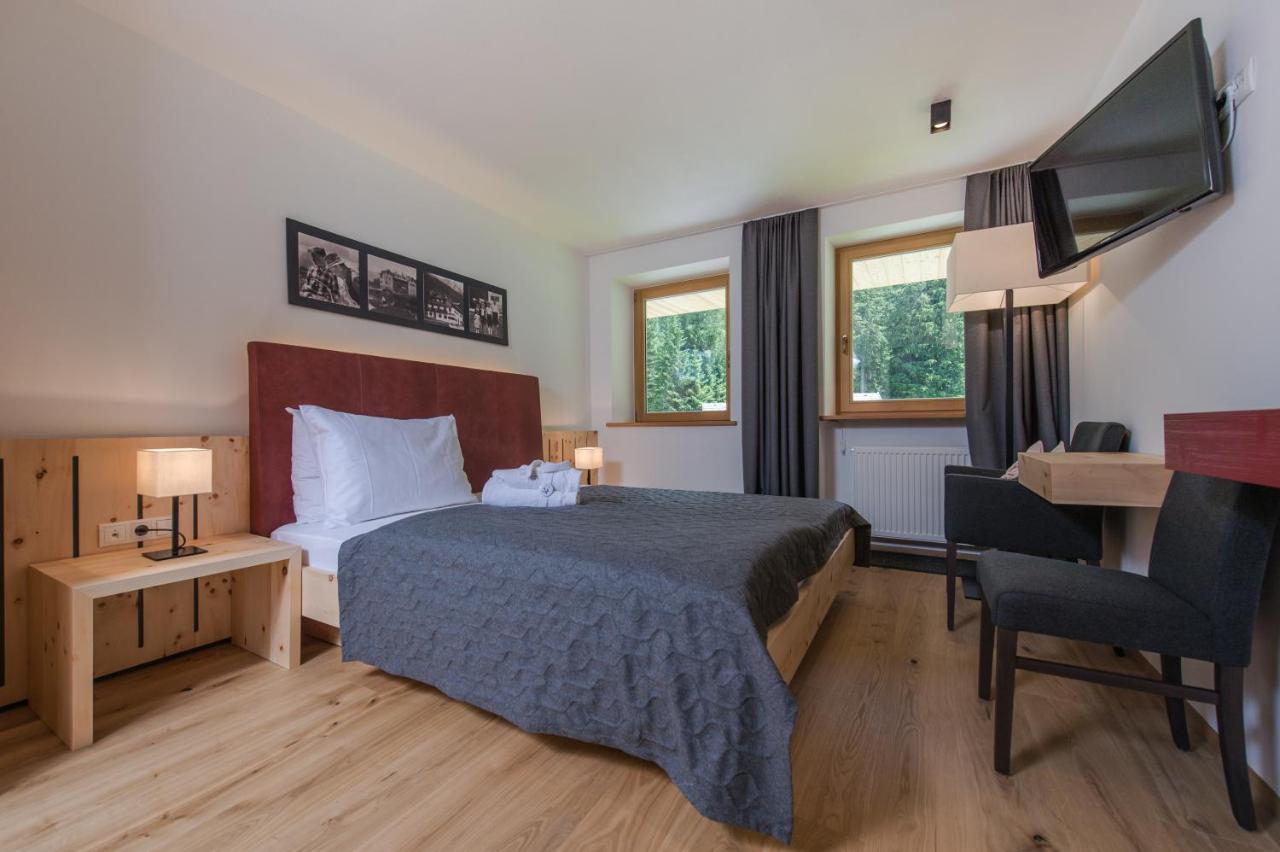 Hotel Dolomitenhof & Chalet Alte Post Sexten Habitación foto